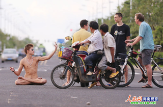 Illustration for article titled Naked Man Meditates in Busy Chinese Street